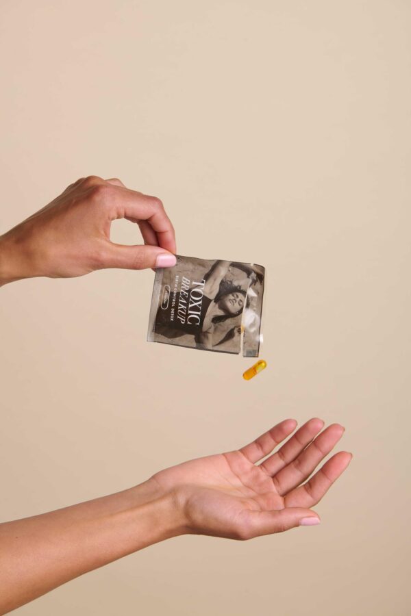 Ingredientes naturales en Toxic Breakup para detox y equilibrio hormonal