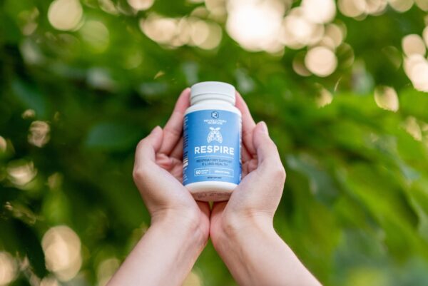 Detalle frontal de frasco suplemento Respire para pulmones saludables