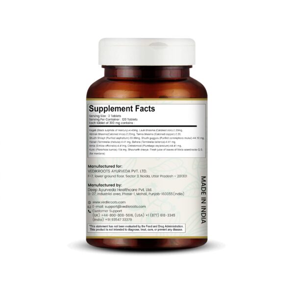 Detalle de tabletas Arogyavardhini Vati en mano mostrando tamaño