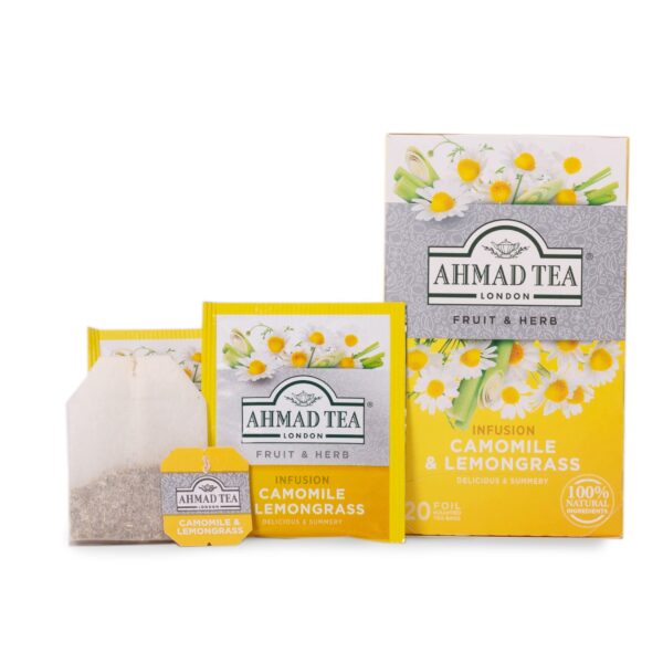 Taza con infusión manzanilla y hierba limón Ahmad Tea caliente