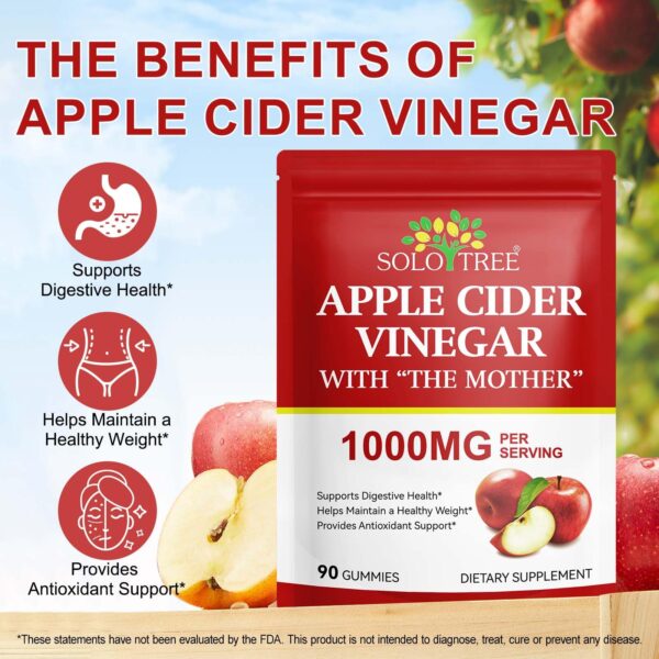 Botella con gomitas rojas en el envase