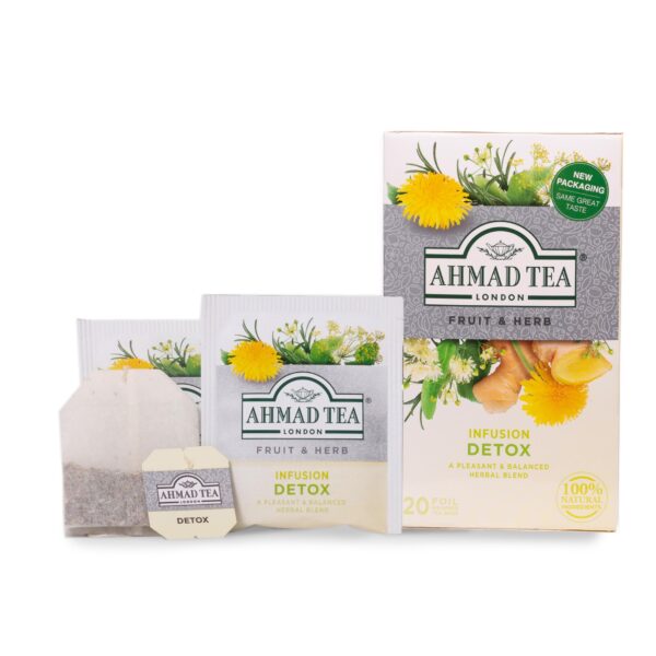 Taza caliente con té herbal detox Ahmad Tea
