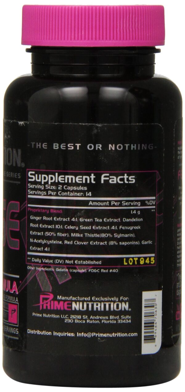 Cápsulas Prime Nutrition Cleanse en mano