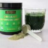 Taza con bebida detox de polvo greens verde orgánico