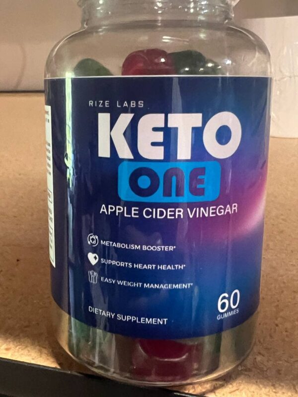 Frasco abierto con gomitas Keto One ACV para pérdida de peso