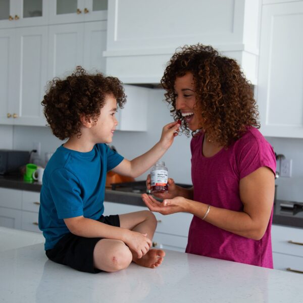 Vista lateral gomitas Nutricost vinagre sidra de manzana